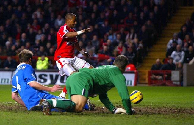 Shaun Bartlett (Charlton, Mitte) trifft Fußball Herren English Premier League 2004 2005, 1. Englische Liga, Charlton Athletic - Birmingham City 3:1, Vdig Gruppe Charlton Dynamik,
