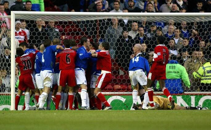Während Torwart Mark Schwarzer (Middlesbrough, re.) verletzt am Boden liegt kommt es zu einer Rudelbildung zwischen Middlesbrough und Everton Fußball Herren English Premier League 2004 2005, 1. Englische Liga, FC Middlesbrough - FC Everton 1:1, Vdig Totale Middlesbrough Spannung