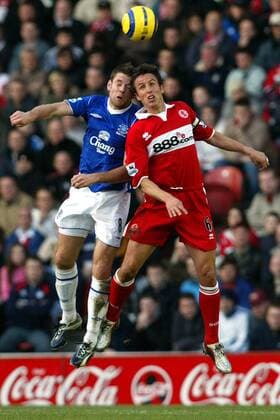 Gareth Southgate (Middlesbrough, re.) gegen James Beattie (Everton) Fußball Herren English Premier League 2004 2005, 1. Englische Liga, FC Middlesbrough - FC Everton 1:1, Vdig Gruppe Middlesbrough Dynamik, Höhe,