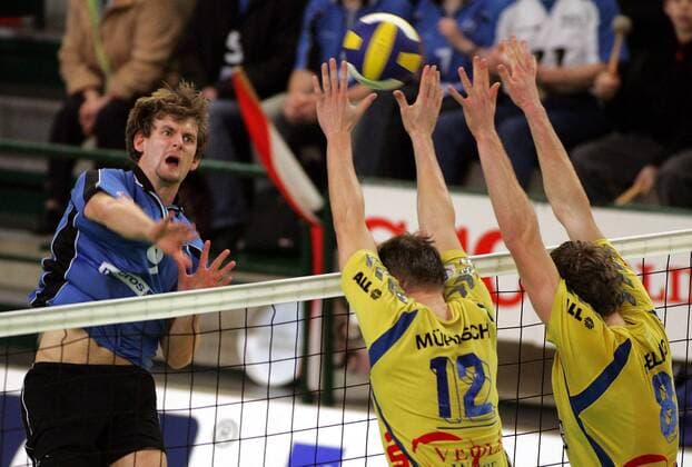 Christoph Eichbaum (SCC, li.) - Schmetterball gegen Lutz Mühlisch (Mitte) und Christoph Helbig (beide Leipzig) Volleyball 1. BL Herren Saison 2004 2005, SC Charlottenburg Berlin - VV Leipzig 3:0 Gruppe Berlin Dynamik,