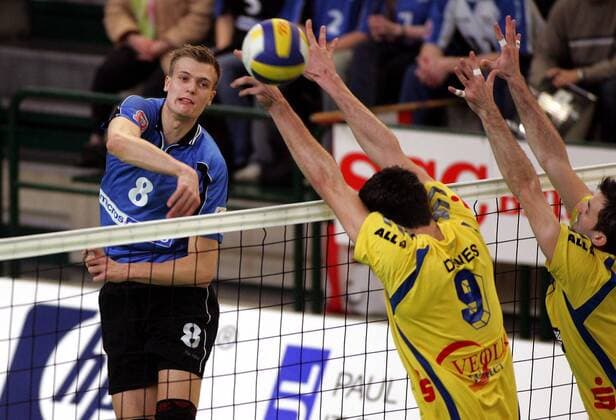 Robert Kromm (SCC, li.) - Schmetterball gegen Armin Dewes (Leipzig) Volleyball 1. BL Herren Saison 2004 2005, SC Charlottenburg Berlin - VV Leipzig 3:0 Gruppe Berlin Dynamik,