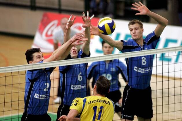 Dreierblock SCC v.l.: Jaroslav Skach, Felix Fischer und Robert Kromm (alle SCC) gegen Rene Andörfer (Leipzig) Volleyball 1. BL Herren Saison 2004 2005, SC Charlottenburg Berlin - VV Leipzig 3:0 Gruppe Berlin Dynamik, Abwehr