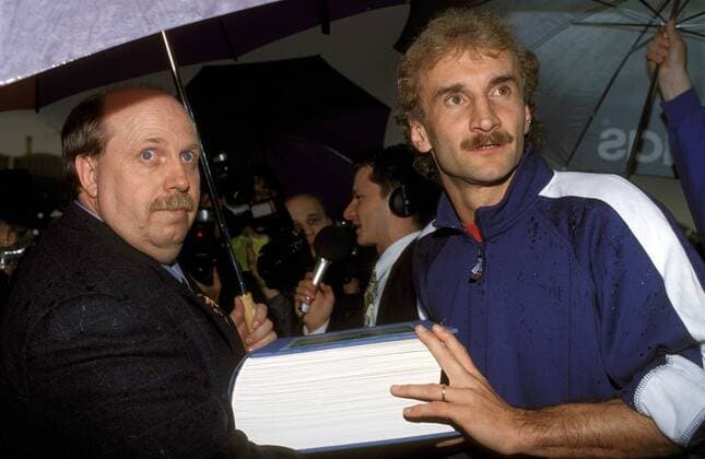 Manager Rainer Calmund (Bayer 04 Leverkusen) neben seinem Schützling Rudi Völler, der für ein All Star Team auf Torejagd geht Fußball Herren DEUTSCHSPRACHIGE SPORTZEITSCHRIFTEN UND -ZEITUNGEN NUR NACH RÜCKSPRACHE, Saison 1996 1997 Gruppe Leverkusen Dynamik,