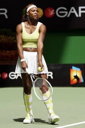 Serena Williams (USA) mit originellen Schuhen zur Erwärmung Tennis Damen Australian Open 2005, WTA Tour, Grand Slam, Hartplatz, Hardcourt, Hartplatztennis, Hartplatzturnier, Einzelbild Melbourne