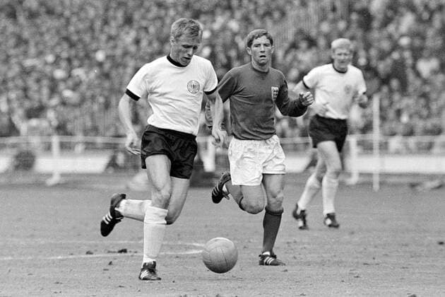 Fußball, WM 1966, Finale in Wembley, England - Deutschland 4-2 n.V. Sigfried Held (Deutschland, li.) gegen Alan Ball (England) Fußball WM Herren Weltmeisterschaft 1966, Nationalmannschaft, Nationalteam, Nationaltrikot, Länderspiel, Endspiel, Vsw Gruppe London Dynamik,