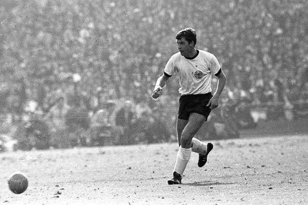 Lothar Emmerich (Deutschland) hat abgezogen Fußball WM Herren Weltmeisterschaft 1966, Nationalmannschaft, Nationalteam, Nationaltrikot, Länderspiel, Endspiel Einzelbild London