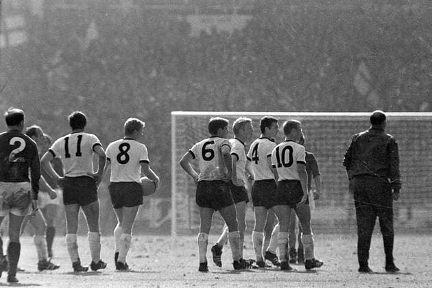 Fußball, WM 1966, Finale in Wembley, England - Deutschland 4-2 n.V. Bundestrainer Helmut Schön (re.) mit seinen enttäuschten Spielern, v.li.: Lothar Emmerich, Helmut Haller, Wolfgang Weber, Karl-Heinz Schnellinger, Franz Beckenbauer und Sigfried Held (alle Deutschland) Fußball WM Herren Weltmeisterschaft 1966, Nationalmannschaft, Nationalteam, Nationaltrikot, Länderspiel, Endspiel Gruppe London Enttäuschung,