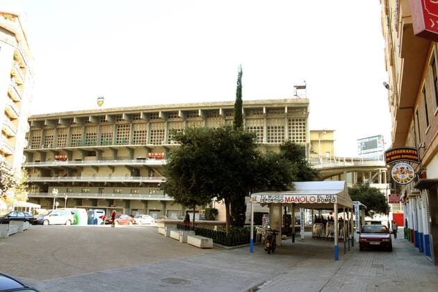 Fußball, Stadiongeschichte FC Valencia Gleich neben dem Estadio Mestalla, Heimstätte des FC Valencia, befindet sich das Restaurant des trommelnden spanischen Fanoriginals Manolo Fußball Herren Primera Division 2004 2005, 1. Spanische Liga, CF Valencia Totale Estadio Mestalla Valencia