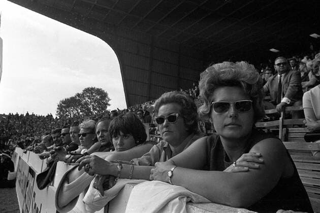 Ilka Seeler (re.), Ehefrau von Uwe Seeler (BR Deutschland), auf der Tribüne Fußball WM Herren Weltmeisterschaft 1966, Länderspiel, Nationalmannschaft, Nationalteam, Vneg, Vsw Gruppe Sheffield