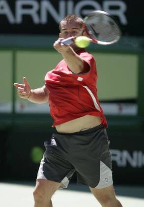 Irakli Labadze (Georgien) - Vorhand Tennis Herren Australian Open 2005, ATP Tour, Grand Slam, Hartplatz, Hardcourt, Hartplatztennis, Hartplatzturnier Einzelbild Melbourne Dynamik,
