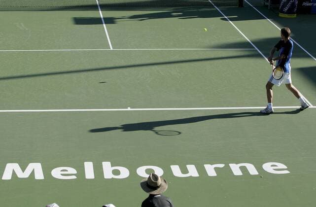 Florian Mayer (Deutschland) holt zur beidhändigen Rückhand aus Tennis Herren Australian Open 2005, ATP Tour, Grand Slam, Hartplatz, Hardcourt, Hartplatztennis, Hartplatzturnier Einzelbild Melbourne Dynamik,