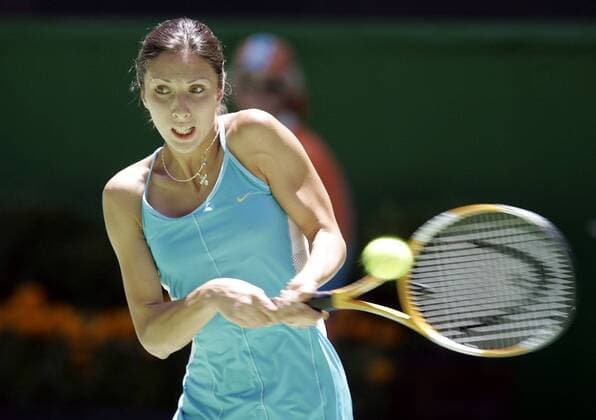 Anastasia Myskina (Rußland) - beidhändige Rückhand Tennis Damen Australian Open 2005, WTA Tour, Grand Slam, Einzelbild Melbourne Dynamik,