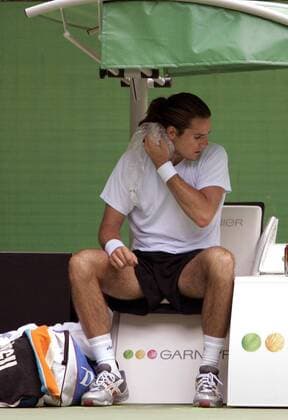 Thomas Haas (Deutschland) kühlt seinen Nacken mit einem Eisbeutel Tennis Herren Australian Open 2005, ATP Tour, Grand Slam, Hartplatz, Hardcourt, Hartplatztennis, Hartplatzturnier Einzelbild Melbourne