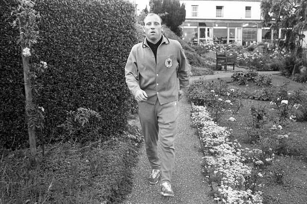 Uwe Seeler (BR Deutschland) im Garten des Mannschaftsquartiers Fußball WM Herren Weltmeisterschaft 1966, Länderspiel, Nationalmannschaft, Nationalteam, Vneg, Vsw Einzelbild