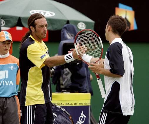 Nicolas Massu (Chile, li.) muß sich verletzungsbedingt Philipp Kohlschreiber (Deutschland) geschlagen geben Tennis Herren Australian Open 2005, Grand Slam, ATP Tour Gruppe Melbourne