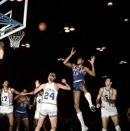 Wilt Chamberlain (Philadelphia 76ers, 2.v.re.) - Korbwurf gegen Connie Dierking (Cincinnati Royals, Mitte) - PUBLICATION ONLY FOR GERMAN, SWISS, AUTRIAN AND HUNGARIAN MEDIA (Icon5980050) Basketball Herren NBA 1966 1967, Philadelphia 76 ers - Cincinnati Royals, Vdia, Sixers Gruppe Dynamik, EDITORIAL USE ONLY