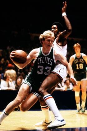 Larry Bird (Boston Celtics) im Duell - PUBLICATION ONLY FOR GERMAN, SWISS, AUSTRIAN AND HUNGARIAN MEDIA (Icon5921819) Basketball Herren NBA 1979 1980; Vdia Gruppe Dynamik, EDITORIAL USE ONLY