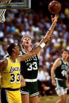 Larry Bird (Boston Celtics, re.) - Korbwurf gegen Kareem Abdul Jabbar (Los Angeles Lakers) - PUBLICATION ONLY FOR GERMAN, SWISS, AUSTRIAN AND HUNGARIAN MEDIA (Icon5000319) Basketball Herren NBA 1986 1987, Los Angeles Lakers - Boston Celtics, LA, L.A., Vdia Gruppe Los Angeles Dynamik, EDITORIAL USE ONLY