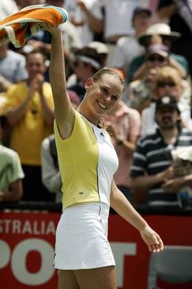 Barbara Schett (Österreich) winkt zum Abschied ein letztes Mal ihren Anhängern, bevor sie ihre Einzelkarriere beendet Tennis Damen Australian Open 2005, Grand Slam, WTA Tour Einzelbild Melbourne