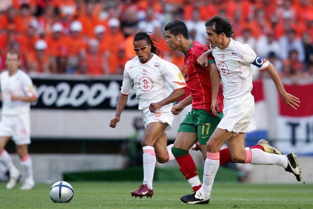 Cristiano Ronaldo (Portugal, Mitte) gegen Edgar Davids (li.) und Philip Cocu (Niederlande) Fußball EM Herren Euro 2004, Europameisterschaft, Länderspiel, Nationalmannschaft, Nationalteam, Halbfinale Gruppe Lissabon Dynamik,