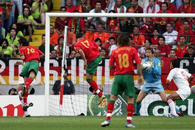 Cristiano Ronaldo (Portugal, 2. v. li.) trifft per Kopf zum 1:0, Torwart Edwin van der Sar (Niederlande) sieht es mit Schrecken, li. Ricardo Carvalho (Portugal) Fußball EM Herren Euro 2004, Europameisterschaft, Länderspiel, Nationalmannschaft, Nationalteam, Halbfinale Gruppe Lissabon Dynamik,