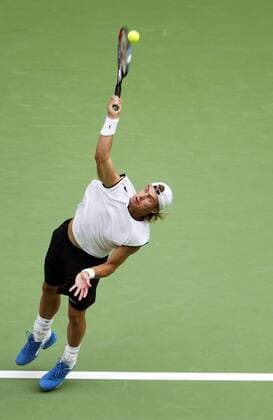 Lleyton Hewitt (Australien) - Aufschlag Tennis Herren Australian Open 2005, ATP Tour, Grand Slam, Hartplatz, Hardcourt, Hartplatztennis, Hartplatzturnier Einzelbild Melbourne Dynamik,