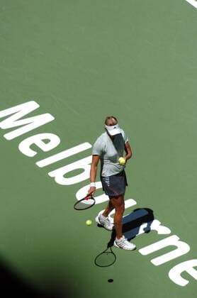Alicia Molik (Australien) lässt sich bei den Australian Open 2005 in Melbourne Bälle geben Tennis Damen Australian Open 2005, Grand Slam, WTA Tour, Hartplatz, Hardcourt, Hartplatztennis, Hartplatzturnier Einzelbild Melbourne