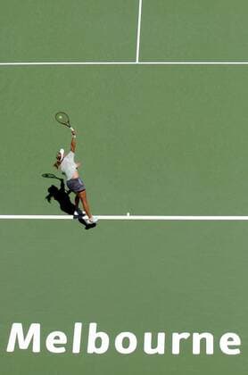 Alicia Molik (Australien) schlägt bei den Australian Open 2005 in Melbourne auf Tennis Damen Australian Open 2005, Grand Slam, WTA Tour, Hartplatz, Hardcourt, Hartplatztennis, Hartplatzturnier Totale Melbourne Dynamik,