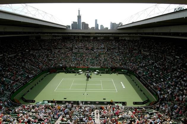 Innenansicht der gut besuchten Rod Laver Arena mit der Skyline von Melbourne im Hintergrund Tennis Damen Australian Open 2005, Grand Slam, WTA Tour, Hartplatz, Hardcourt, Hartplatztennis, Hartplatzturnier Totale Melbourne Park Melbourne