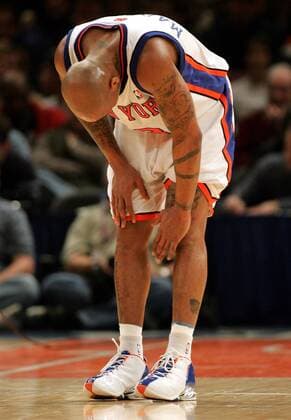 Stephon Marbury (New York Knicks) mit Knieschmerzen - PUBLICATION ONLY FOR GERMAN, SWISS, AUSTRIAN AND HUNGARIAN MEDIA (Icon7895149) Basketball Herren NBA 2004 2005, New York Knicks, NY, N Y Einzelbild New York Enttäuschung, Verzweiflung, EDITORIAL USE ONLY