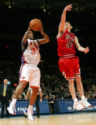 Stephon Marbury (New York Knicks, li.) gegen Kirk Hinrich (Chicago Bulls) - PUBLICATION ONLY FOR GERMAN, SWISS, AUSTRIAN AND HUNGARIAN MEDIA (Icon7895151) Basketball Herren NBA 2004 2005, New York Knicks - Chicago Bulls 86:88, NY, N Y Gruppe New York Dynamik, Höhe, EDITORIAL USE ONLY