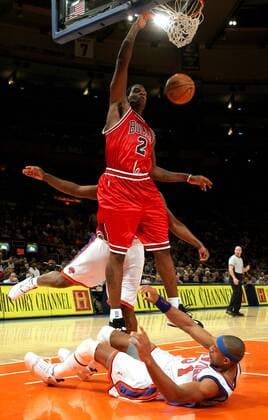 Eddy Curry (Chicago Bulls) hat vor dem Dunking Jerome Williams (New York Knicks, re.) weggeräumt - PUBLICATION ONLY FOR GERMAN, SWISS, AUSTRIAN AND HUNGARIAN MEDIA (Icon7895152) Basketball Herren NBA 2004 2005, New York Knicks - Chicago Bulls 86:88, NY, N Y Gruppe New York Dynamik, Höhe, EDITORIAL USE ONLY