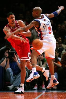 Tyson Chandler (Chicago Bulls, li.) spielt den Ball vor Stephon Marbury (New York Knicks) - PUBLICATION ONLY FOR GERMAN, SWISS, AUSTRIAN AND HUNGARIAN MEDIA (Icon7895157) Basketball Herren NBA 2004 2005, New York Knicks - Chicago Bulls 86:88, NY, N Y Gruppe New York Dynamik, EDITORIAL USE ONLY