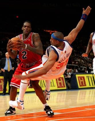 Eddy Curry (Chicago Bulls, li.) zwingt Jerome Williams (New York Knicks) zu einer Flugeinlage - PUBLICATION ONLY FOR GERMAN, SWISS, AUSTRIAN AND HUNGARIAN MEDIA (Icon7895158) Basketball Herren NBA 2004 2005, New York Knicks - Chicago Bulls 86:88, NY, N Y Gruppe New York Dynamik, Kampf, EDITORIAL USE ONLY
