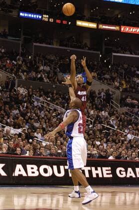 Rasual Butler (Miami Heat, hi.) zieht gegen Bobby Simmons (Los Angeles Clippers) ab - PUBLICATION ONLY FOR GERMAN, SWISS, AUSTRIAN AND HUNGARIAN MEDIA (Icon4030427) Basketball Herren NBA 2004 2005, Los Angeles Clippers - Miami Heat 114:112 n.V., LA, L.A. Gruppe Los Angeles Dynamik, EDITORIAL USE ONLY
