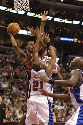 Eddie Jones (Miami Heat, li.) gegen Bobby Simmons (Los Angeles Clippers, Mitte) - PUBLICATION ONLY FOR GERMAN, SWISS, AUSTRIAN AND HUNGARIAN MEDIA (Icon4030429) Basketball Herren NBA 2004 2005, Los Angeles Clippers - Miami Heat 114:112 n.V., LA, L.A. Gruppe Los Angeles Dynamik, Kampf, EDITORIAL USE ONLY