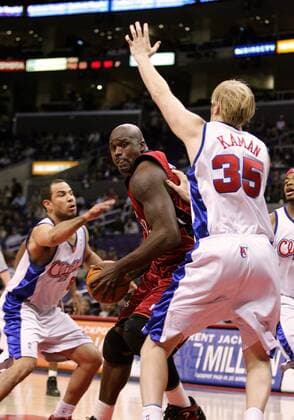 Shaquille O Neal (Miami Heat, Mitte) gegen Rick Brunson (li.) und Chris Kaman (beide Los Angeles Clippers) - PUBLICATION ONLY FOR GERMAN, SWISS, AUSTRIAN AND HUNGARIAN MEDIA (Icon9100023) Basketball Herren NBA 2004 2005, Los Angeles Clippers - Miami Heat 114:112 n.V., LA, L.A. Gruppe Los Angeles Dynamik, EDITORIAL USE ONLY