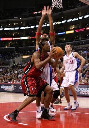 Udonis Haslem (Miami Heat, li.) gegen Corey Maggette (Los Angeles Clippers) - PUBLICATION ONLY FOR GERMAN, SWISS, AUSTRIAN AND HUNGARIAN MEDIA (Icon9100024) Basketball Herren NBA 2004 2005, Los Angeles Clippers - Miami Heat 114:112 n.V., LA, L.A. Gruppe Los Angeles EDITORIAL USE ONLY