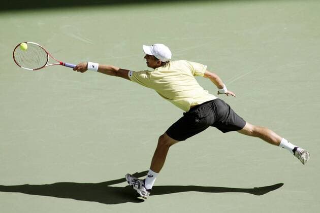 Jarkko Nieminen (Finnland) streckt sich zum Ball Tennis Herren Australian Open 2005, ATP-Tour, Grand Slam, Hartplatz, Hardcourt, Hartplatztennis, Hartplatzturnier Einzelbild Melbourne