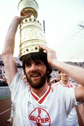 Pokalsieger Uerdingen: Friedhelm Funkel mit dem DFB Pokal auf dem Kopf Fußball Herren DFB Pokal 1984 1985, Pokalspiel, Bayer 05 Uerdingen, Finale, Vdia Einzelbild Endspiel, Pokalfinale, Pokalendspiel Berlin Freude,