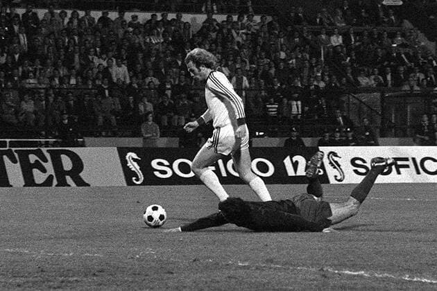 Uli Hoeneß (oben, Bayern) umkurvt Torwart Miguel Reina (Atletico Madrid) und erzielt das 4:0 Fußball EC 1 Herren Europapokal der Landesmeister 1973 1974, FC Bayern München - Atletico Madrid 4:0, Vneg, Vsw Totale Brüssel Dynamik,