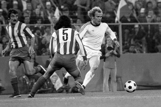 Uli Hoeneß (re., Bayern) im Zweikampf Fußball EC 1 Herren Europapokal der Landesmeister 1973 1974, FC Bayern München - Atletico Madrid 4:0, Vneg, Vsw Gruppe Brüssel Dynamik,