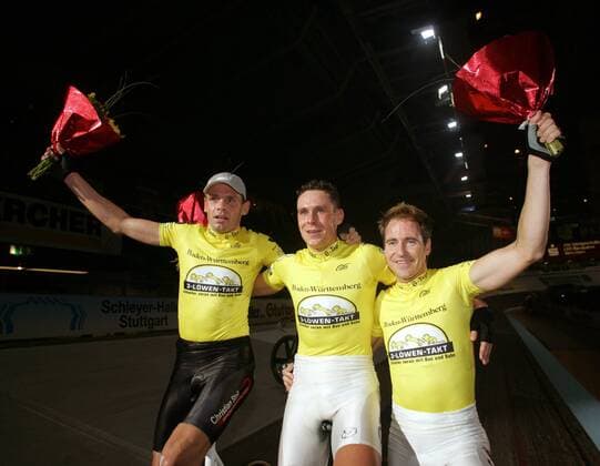 Jimmi Madsen (Dänemark, li.), Robert Bartko (Deutschland, Mitte) und Scott McGrory (Australien) jubeln Radsport Herren 22. Stuttgarter Sechstagerennen 2005, Sechstage, sechs Tage, Sixdays, six days, Rad, Bahnrad, Halle Gruppe Stuttgart Freude,