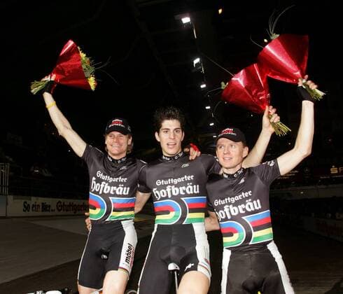 Bruno Risi (li.), Franco Marvulli (Mitte) und Kurt Betschart (alle Schweiz) jubeln Radsport Herren 22. Stuttgarter Sechstagerennen 2005, Sechstage, sechs Tage, Sixdays, six days, Rad, Bahnrad, Halle Gruppe Stuttgart Freude,