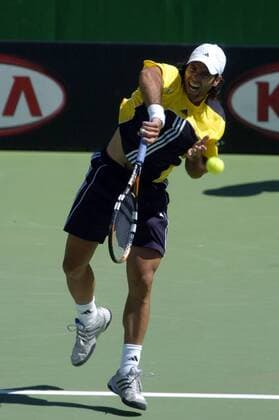 Fernando Gonzalez (Chile) - Aufschlag Tennis Herren Australian Open 2005, ATP Tour, Grand Slam, Vdig Einzelbild Melbourne Dynamik,