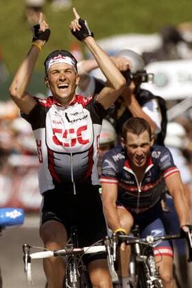 Ivan Basso (Italien CSC) feiert seinen Etappensieg vor Lance Armstrong (USA US Postal Service) Radsport Herren Tour de France 2004, Straßenradsport, Straße, Rad Gruppe 12. Etappe: Castelsarrasin - La Mongie Freude, Begeisterung,