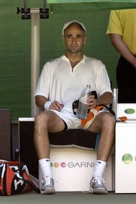 Andre Agassi (USA) - Seitenwechsel Tennis Herren Australian Open 2005, ATP Tour, Grand Slam, Einzelbild Melbourne Erschöpfung