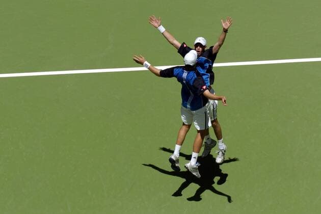 Die Zwillingsbrüder Mike (re.) und Bob Bryan (beide USA) jubeln Tennis Herren Australian Open 2005, ATP Tour, Grand Slam, Hartplatz, Hardcourt, Hartplatztennis, Hartplatzturnier Totale Melbourne Freude, Begeisterung,
