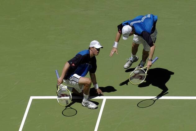 Die Zwillingsbrüder Bob (li.) und Mike Bryan (beide USA) beschweren sich Tennis Herren Australian Open 2005, ATP Tour, Grand Slam, Hartplatz, Hardcourt, Hartplatztennis, Hartplatzturnier Gruppe Melbourne Enttäuschung, Verzweiflung,