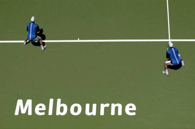 Die Zwillingsbrüder Bob (re.) und Mike Bryan (beide USA) in Erwartung des gegnerischen Aufschlags Tennis Herren Australian Open 2005, ATP Tour, Grand Slam, Hartplatz, Hardcourt, Hartplatztennis, Hartplatzturnier Totale Melbourne